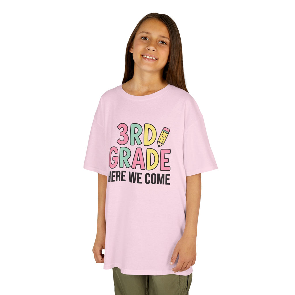 3rd Grade Here We Come Kids T‑Shirt — Back to School Cute Pencil Design